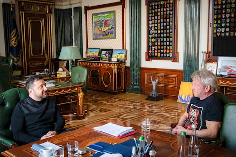 Sean Penn falta al Óscar por estar en Ucrania, pero recibe una estatuilla simbólica hecha en ese país con un vagón de tren dañado por Rusia