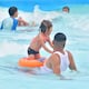 Calor en Guayaquil impulsa las visitas de familias a piscina de olas del Batallón del Suburbio y laguna de la Coviem este fin de semana