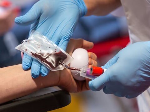 ¿Sangre ‘contaminada’?: El fenómeno de los pacientes que ven las vacunas como una barrera mortal para las transfusiones