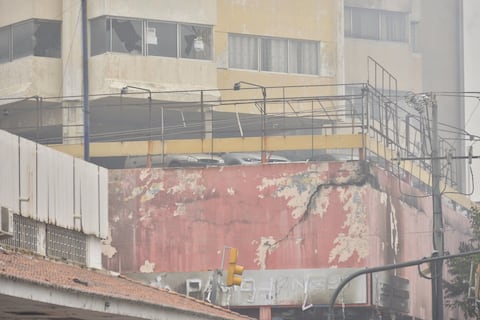 ‘Mi carro aún no he terminado de pagar’: la angustia de propietarios de vehículos atrapados en Multicomercio, donde continúan labores de bomberos