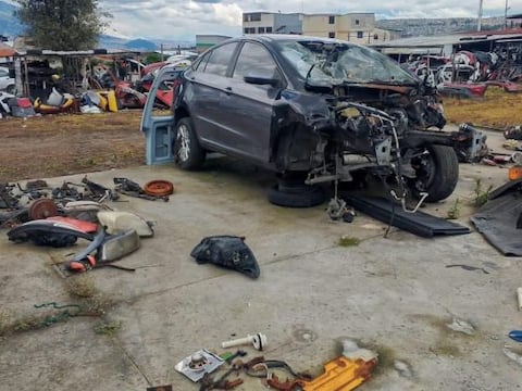 Quito desmantela garaje ilegal y deshuazadero de autos robados