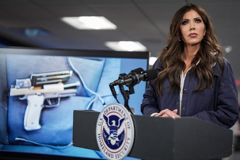 Videos muestran al hombre muerto en Minneapolis defendiendo a personas de agentes federales