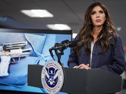 Videos muestran al hombre muerto en Minneapolis defendiendo a personas de agentes federales