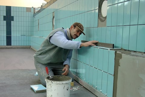 Albañil español cuenta la verdad sobre los salarios en Suiza: No se cobra lo mismo en Zurich que en Friburgo