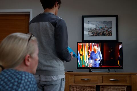 La reina Isabel II de Inglaterra elogia la ‘dedicación al deber’ justo el día que se emitirá entrevista del príncipe Enrique y Meghan Markle