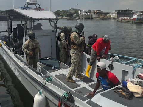 Ocho aprehendidos en operativo fluvial y terrestre de la Armada en el sur de Guayaquil