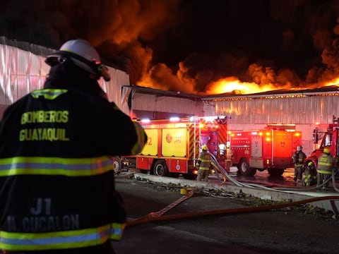 La ensambladora de motos del Guasmo enfrenta horas críticas por incendio