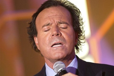 Julio Iglesias contrata al abogado que defendió a su hermano de fraude, para las acusaciones de abuso en su contra