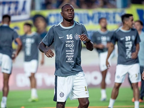 ‘No tiene pinta de jugador profesional’, ‘retírate del fútbol’, ‘regresa a Ecuador’, el estallido de furia de los hinchas de Olimpia contra Aníbal Chalá