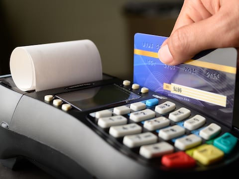 Cuidado: expertos revelan en cuáles ocasiones jamás deberías usar tu tarjeta de débito