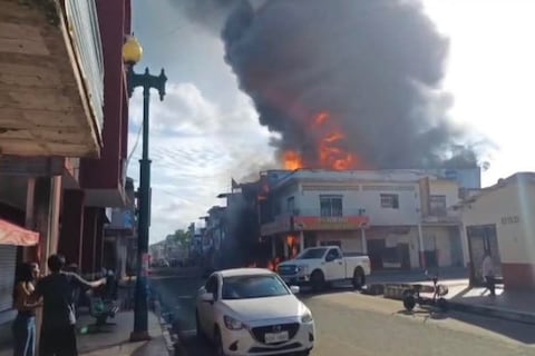 Explosión y fuego generan alarma en Paján: bomberos de cantones vecinos ayudan en emergencia