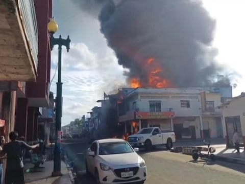 Explosión y fuego generan alarma en Paján: bomberos de cantones vecinos ayudan en emergencia