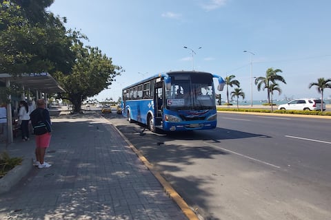 Transportistas de Manta advierten con apagar motores si el Municipio no revisa la tarifa