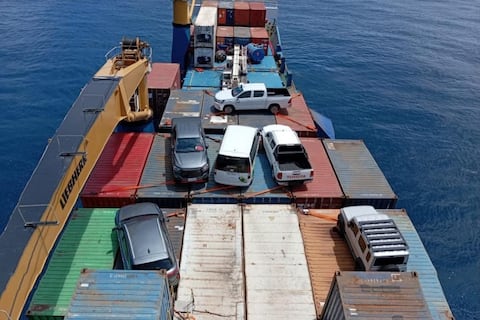 Buque que trasladaba carga a Galápagos sufre incidente: varios contenedores caen al mar