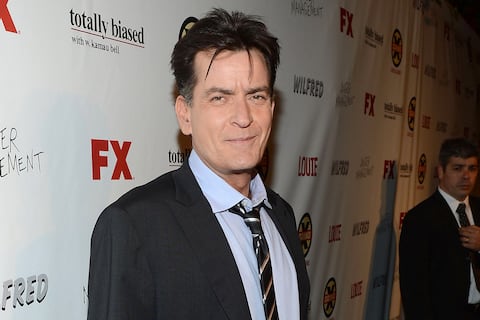 El actor Charlie Sheen llega a los 55 años con sus excesos como principal noticia