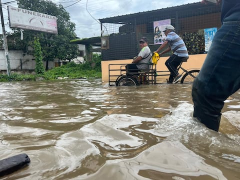 ‘El agua nos llega hasta los hombros’: cerca de 20.000 personas afectadas por inundaciones en Milagro