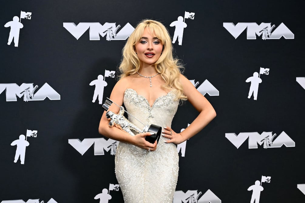 Sabrina Carpenter rinde homenaje a Madonna y Marilyn Monroe con su ‘look’ en los VMA 2024