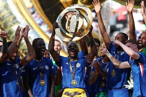 Moisés Caicedo recibe la llave de la ciudad de Santo Domingo por mérito deportivo