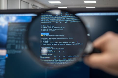 China equipa en silencio a su ejército con armas para la ciberguerra: está probando más de 10 armas cibernéticas con tecnología cuántica