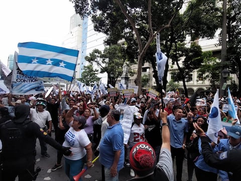 Militares resguardan alrededores de Fiscalía en Guayaquil: seguidores de Aquiles Alvarez protestan por detención