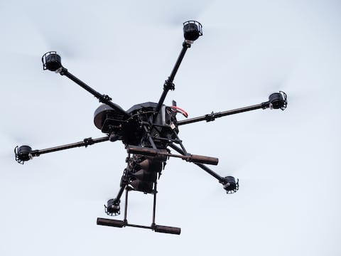 “Suban las manos y síganme”: Drones con altavoz de Ucrania capturan a soldados rusos sobrevivientes a un ataque