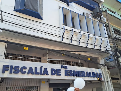 Vehículo de fiscal fue incendiado en el centro de Esmeraldas