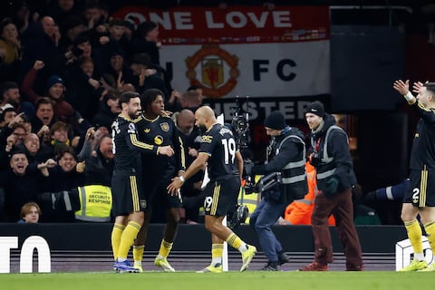 Arsenal cae ante el Manchester United y se acorta la brecha en la cima de la Premier League