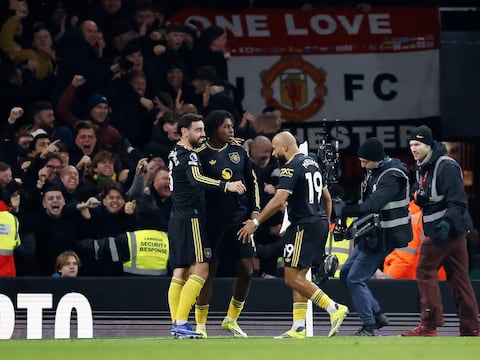 Arsenal cae ante el Manchester United y se acorta la brecha en la cima de la Premier League