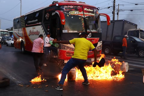 Algunas vías de Guayaquil y Daule amanecieron bloqueadas por paro campesino en reclamo por fertilizantes