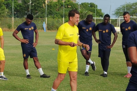 Patricio Urrutia renuncia a Delfín SC tras goleada 8-0 de Aucas en la Liga Ecuabet