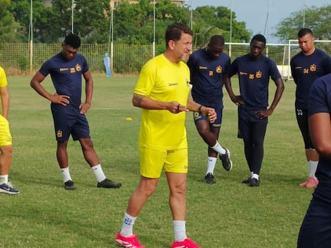 Patricio Urrutia renuncia a Delfín SC tras goleada 8-0 de Aucas en la Liga Ecuabet