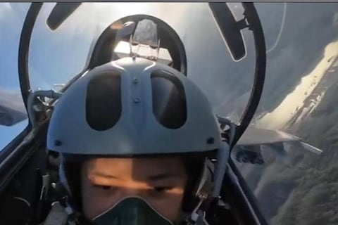 Kelsang Pedron es la primera piloto de un caza chino en Xizang: “Mi sueño es proteger el cielo”