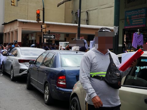 Paraderos de taxirrutas se multiplican sin mayor control en el centro de Guayaquil