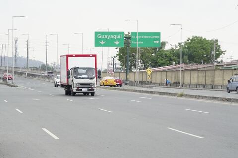 Aplazan fecha para inicio de restricción de vehículos pesados en dos puentes que conectan Guayaquil con Samborondón y La Aurora