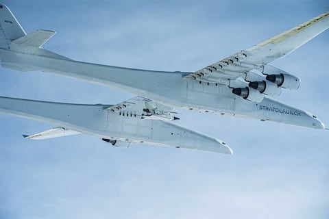 Avión más grande del mundo vuela sobre California: parece dos 747 fusionados y tiene una envergadura mayor a un campo de fútbol