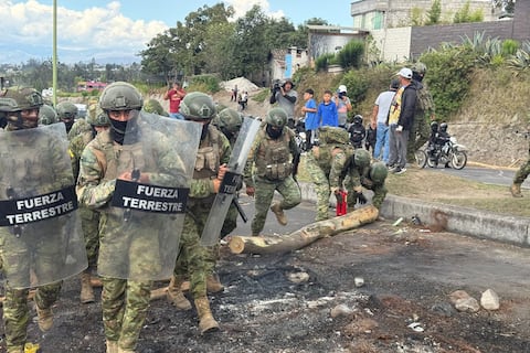 Tras 31 días de bloqueo, Policía y Fuerzas Armadas liberan las vías en Pichincha e Imbabura