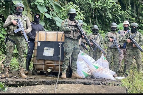 30 extranjeros, entre peruanos y venezolanos, detenidos en operativo contra la minería ilegal en Ecuador