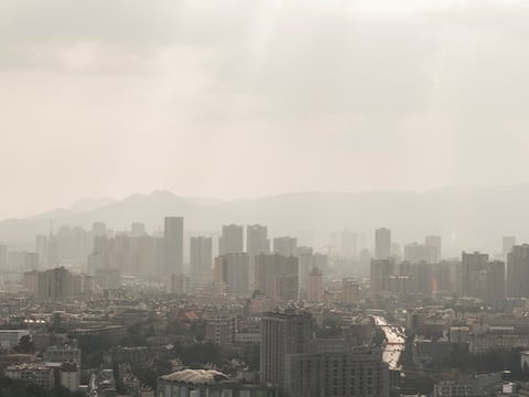 California activa alertas por mala calidad del aire y pide a la población permanecer en casa