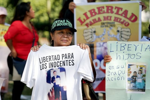 Protestan en El Salvador contra juicios masivos bajo régimen de excepción