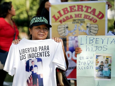 Protestan en El Salvador contra juicios masivos bajo régimen de excepción