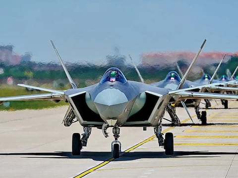 J-20 y J-35: China está construyendo en silencio una enorme flota de cazas furtivos y las imágenes satelitales lo confirman