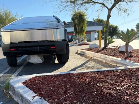 “Me temo que mi Cybertruck es un desastre”: propietario se lamenta luego de quedar varado en la carretera por segunda vez