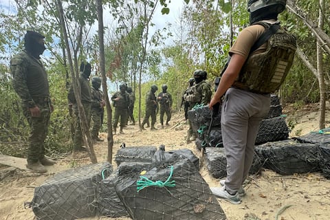 Fuerzas Armadas con apoyo de Estados Unidos decomisan 4,5 toneladas de droga en Manabí: así se dio la operación que golpea a Los Lobos