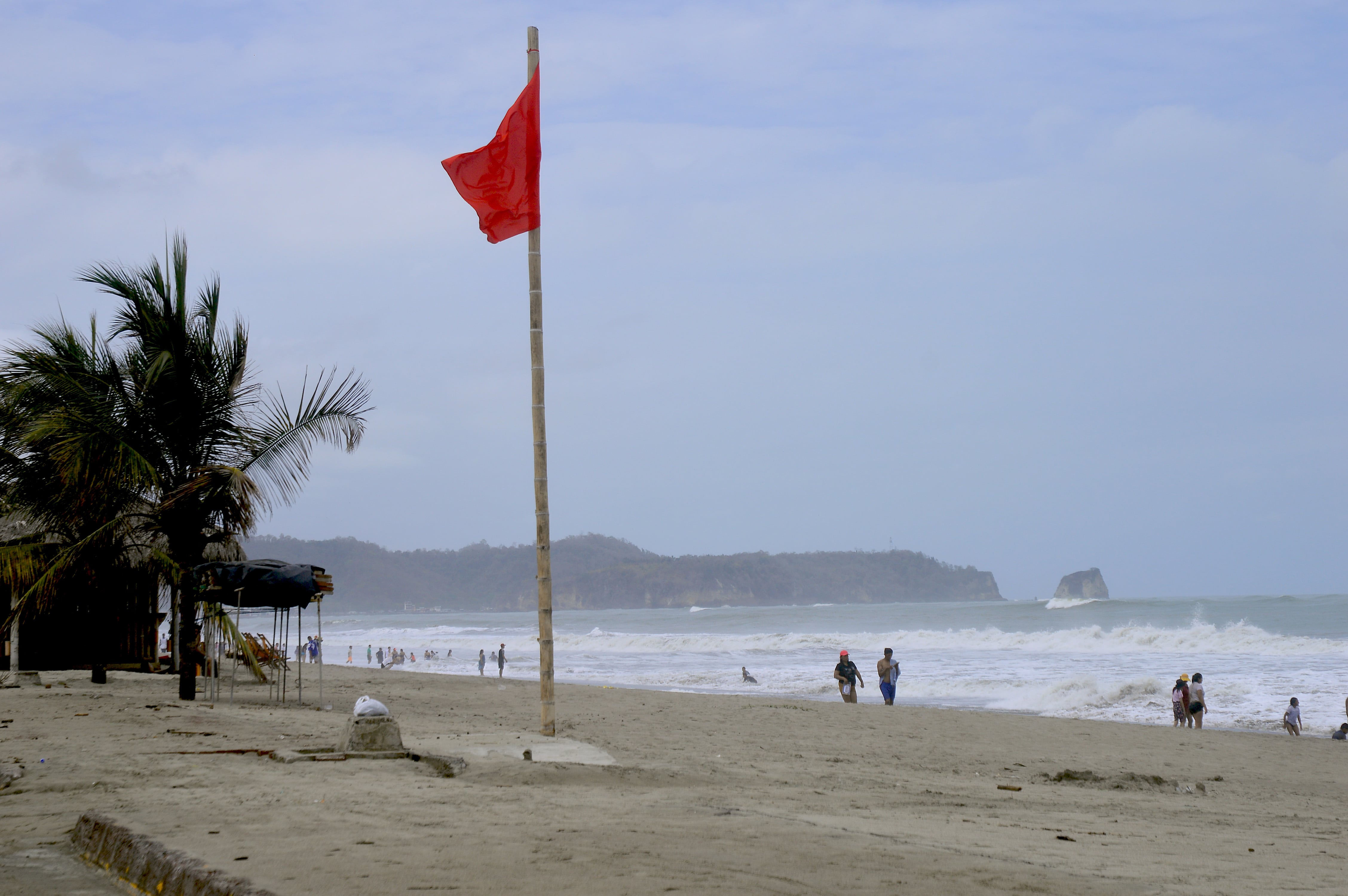 Banderas rojas y amarillas en las playas de Esmeraldas ante la alerta de  oleajes por tsunami | Seguridad | Noticias | El Universo, image size:4512x3000