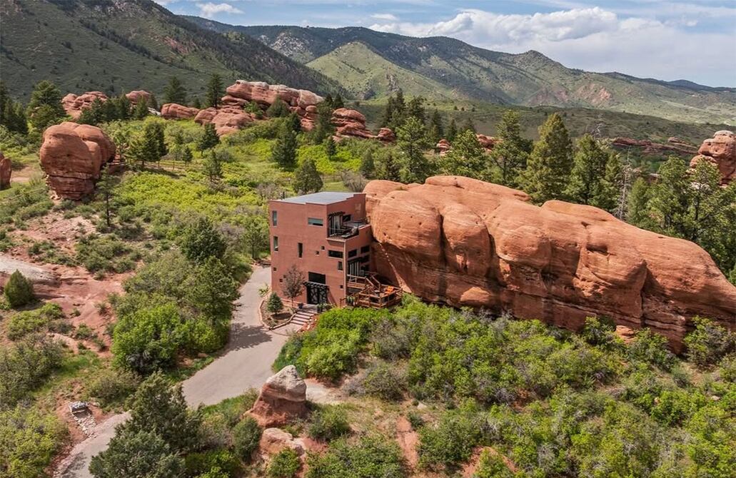 ¡Increíble Casa de Roca al Estilo Picapiedras en Colorado! Un Refugio Único por 1 Millón de Dólares