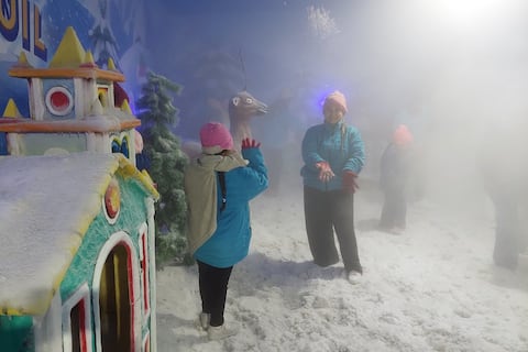 Familias de Guayaquil disfrutan de ‘nieve’ en el centro del malecón Simón Bolívar