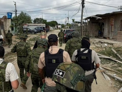 Militares ejecutan explosiones controladas para destruir inmuebles en Puerto Bolívar identificados como ‘casas del terror’