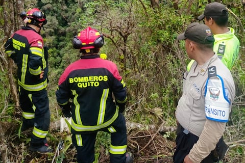 Tres muertos tras caída de automotor en quebrada en Quito