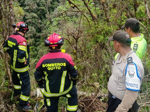 Tres muertos tras caída de automotor en quebrada en Quito