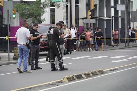 Balean al conductor de un vehículo en las calles Esmeraldas y Argentina, sur de Guayaquil
